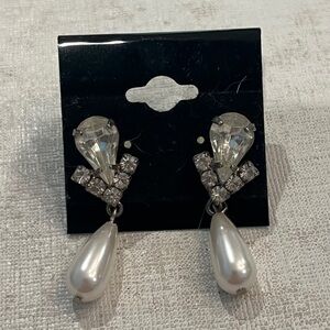 Vintage Elegant Silver rhinestone and Pearl Drop Earrings. So pretty!